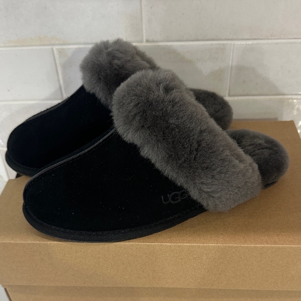 UGG Women's Cozy Black and Gray Slippers W Scuffette II SIZE 6
